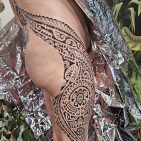 Tatuaż Tatuaz Tahiti polinezyjski kobiecy na udzie na biodrze motyw: czarno-szare styl: polinezyjskie