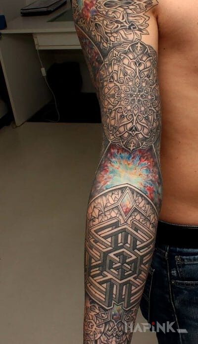 Tattoo Gimnastyka dla mózgu in 3D motif and geometric style on the upper arm