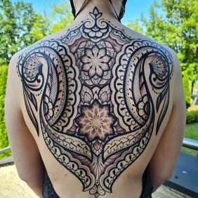 Tattoo Back ornament on the shoulder blades motif: ornaments style: geometric