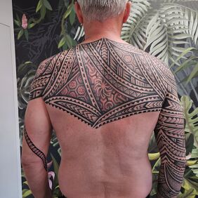 Tattoo Back sleeve and shoulder armor, mix of Samoan and geometric patterns on the shoulder blades motif: black and gray style: dotwork