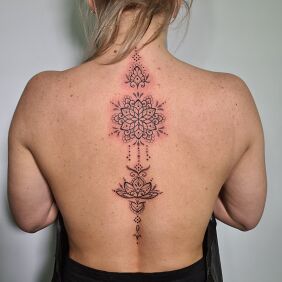 Tattoo Mandala on the back on the back motif: mandalas style: contour / linework