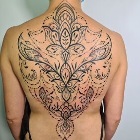 Tattoo Back ornament on the back motif: black and gray style: contour / linework
