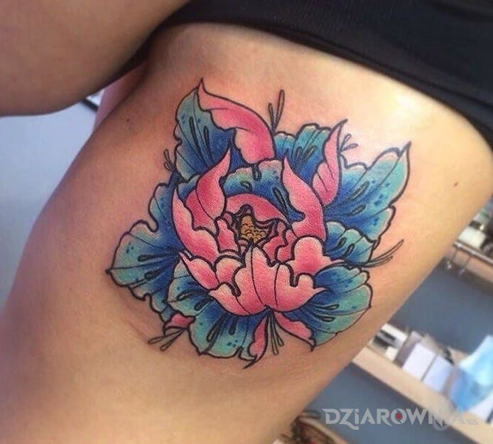 Tatuaż neotradycyjny kwiat w motywie kolorowe na nodze