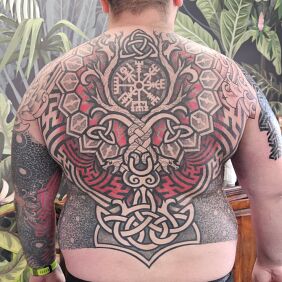 Tatuaż Drzewo yggdrasil na całe plecy na łopatkach motyw: ornamenty styl: dotwork