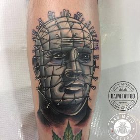 Tatuaż Pinhead na łydce motyw: demony