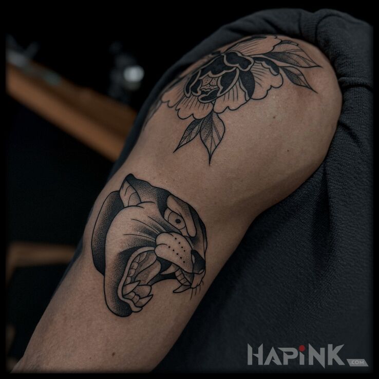 Tattoo Pantera i kwiat w oldschoolu in animals motif and oldschool style on the upper arm