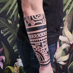 Tattoo Polynesian forearm cover on the forearm motif: black and gray style: Polynesian