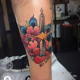 Tattoo Neotraditional NoLove! on the calf motif: lettering