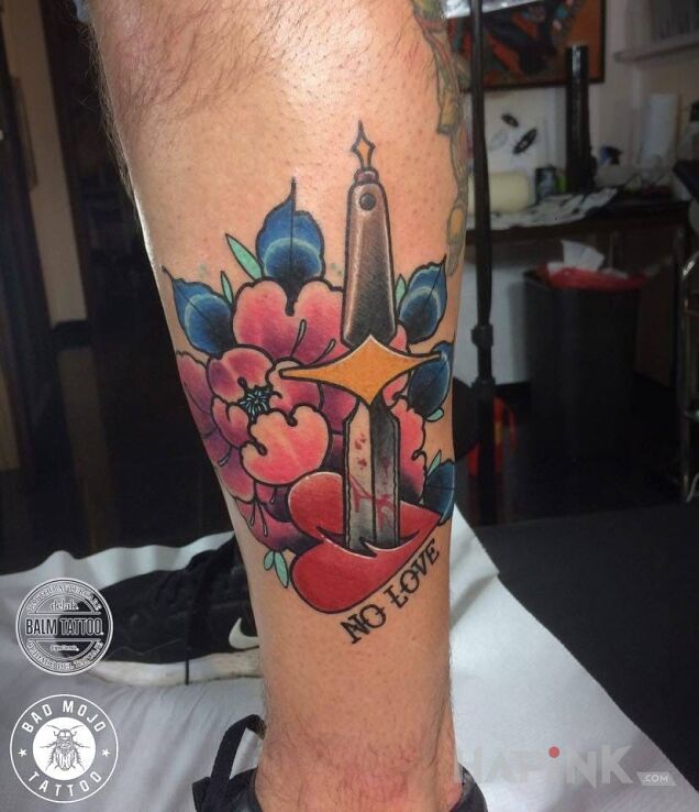 Tattoo Neotradycyjne NoLove! in colorful motif on the calf