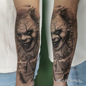 Tatuaż Pennywise na przedramieniu motyw: czarno-szare styl: realistyczne