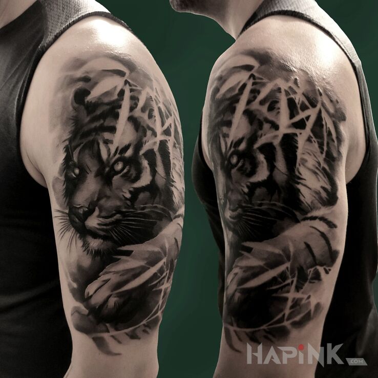Tattoo Tygrys in animals motif and realistic style on the upper arm