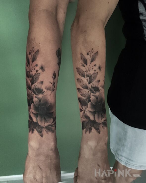 Tattoo Kwiaty in flowers motif and realistic style on the forearm