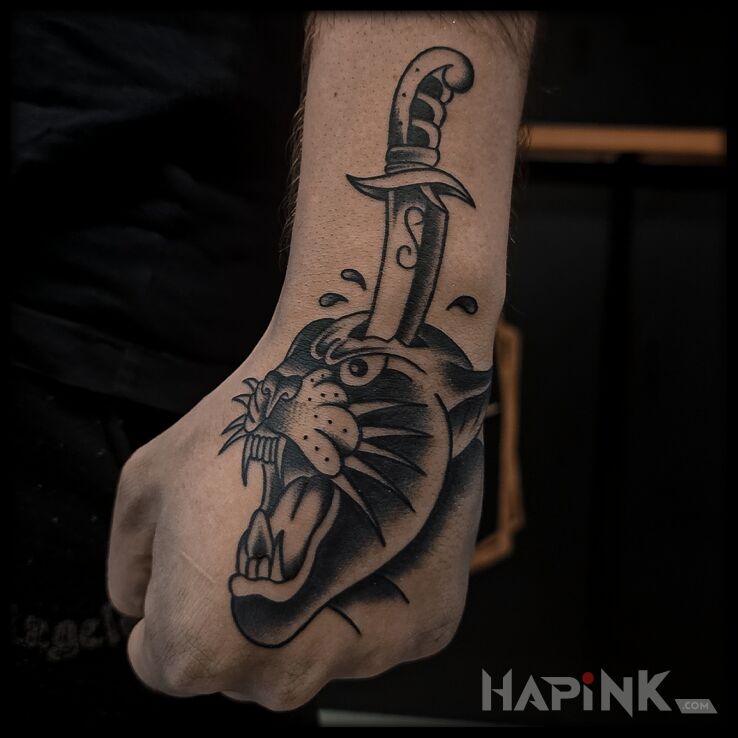 Tattoo Pantera z wbitym sztyletem in objects motif and oldschool style on the hand