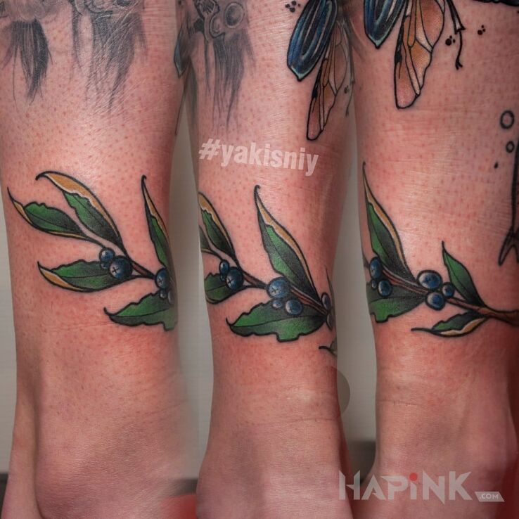 Tattoo Roślinka in flowers motif on the leg