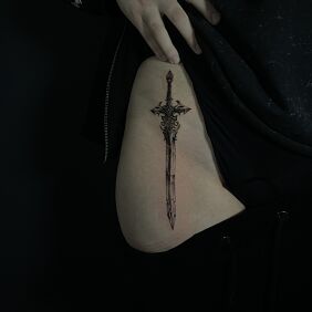 Tatuaż Gotycki sztylet na biodrze motyw: przedmioty styl: graficzne / ilustracyjne