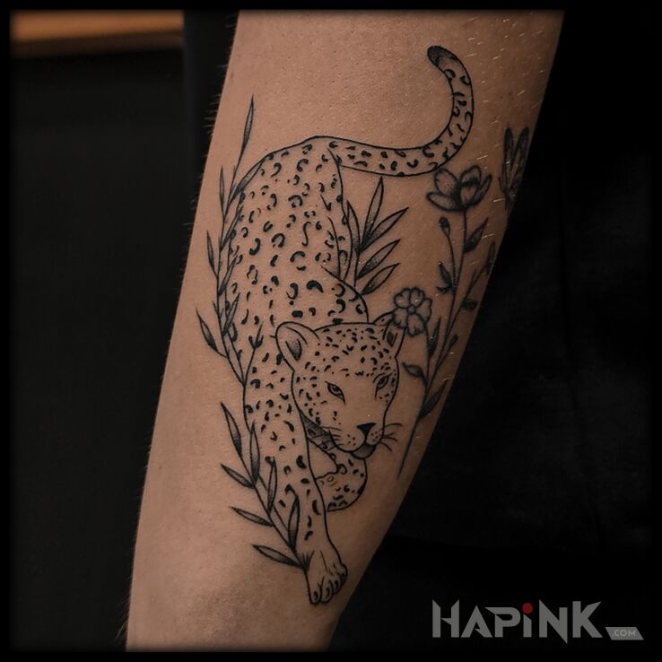 Tattoo Delikatna pantera in animals motif and graphic / illustrative style On the arm