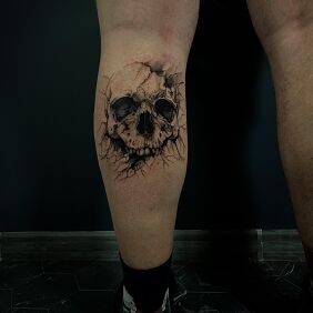 Tattoo Skull incorporated into the calf on the calf motif: black and gray style: graphic / illustrative