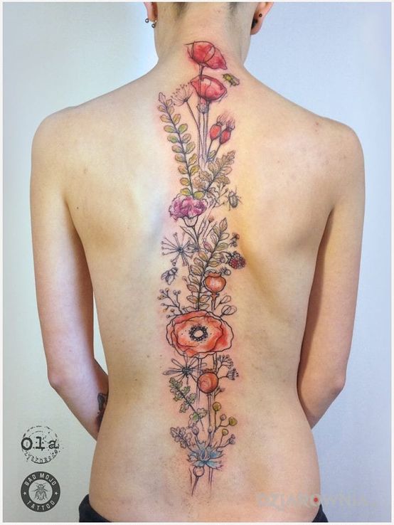 Tatuaż łąka w motywie kwiaty na plecach