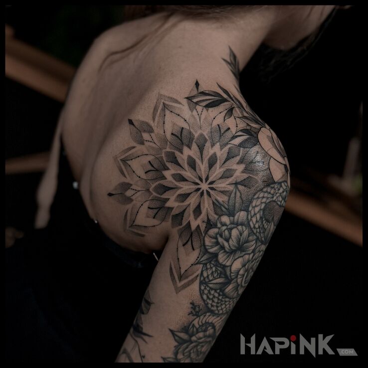 Tattoo Mandala u kobiety in black and gray motif and dotwork style on the back