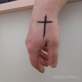Tatuaż Krzyż na ręce motyw: czarno-szare styl: minimalistyczne