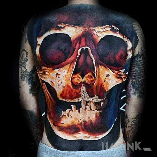 Tattoo Niewiarygodna czaszka in colorful motif and realistic style on the back