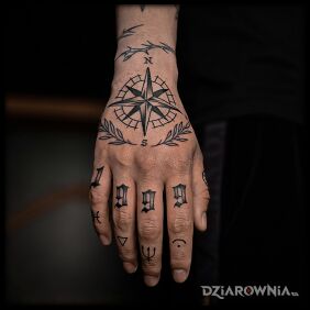 Tatuaż Oldschoolowa dłoń na palcach motyw: czarno-szare styl: oldschool
