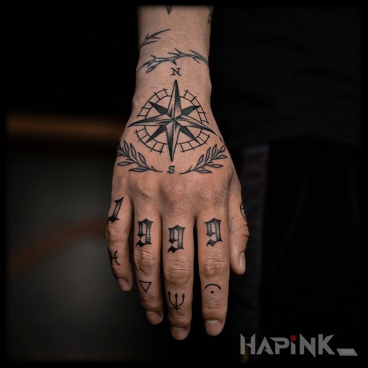 Tattoo Oldschoolowa dłoń in black and gray motif and oldschool style on the wrist