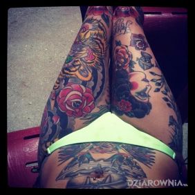 Tatuaż Tatuaze na nogach i brzuchu na nodze motyw: seksowne