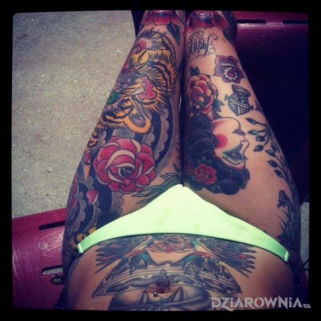 Tatuaż tatuaze na nogach i brzuchu w motywie kwiaty na brzuchu