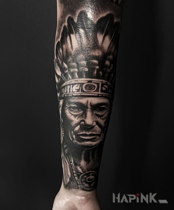 Tattoo Indianin - wódz in Indian motif and realistic style On the arm