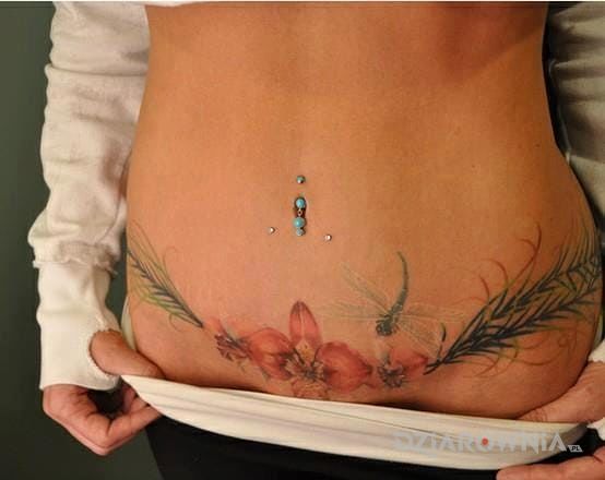 Tatuaż kwiatuszek w motywie seksowne na brzuchu