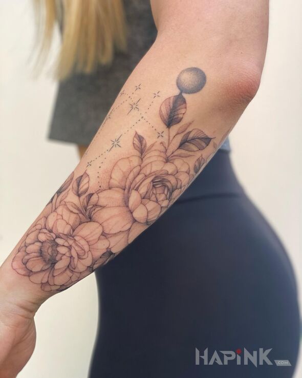 Tattoo Dwie róże in black and gray motif and contour / linework style On the arm