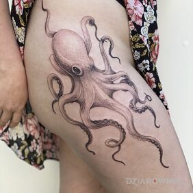 Tatuaż Duża ośmiornica na biodrze motyw: czarno-szare styl: realistyczne