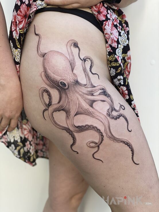 Tattoo Duża ośmiornica in animals motif and realistic style on the hip