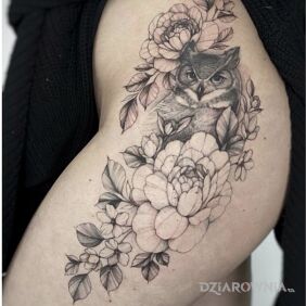 Tatuaż Sowa skryta pośród kwiatów na nodze motyw: czarno-szare styl: kontury / linework