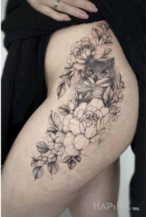 Tattoo Sowa skryta pośród kwiatów in animals motif and realistic style on the leg