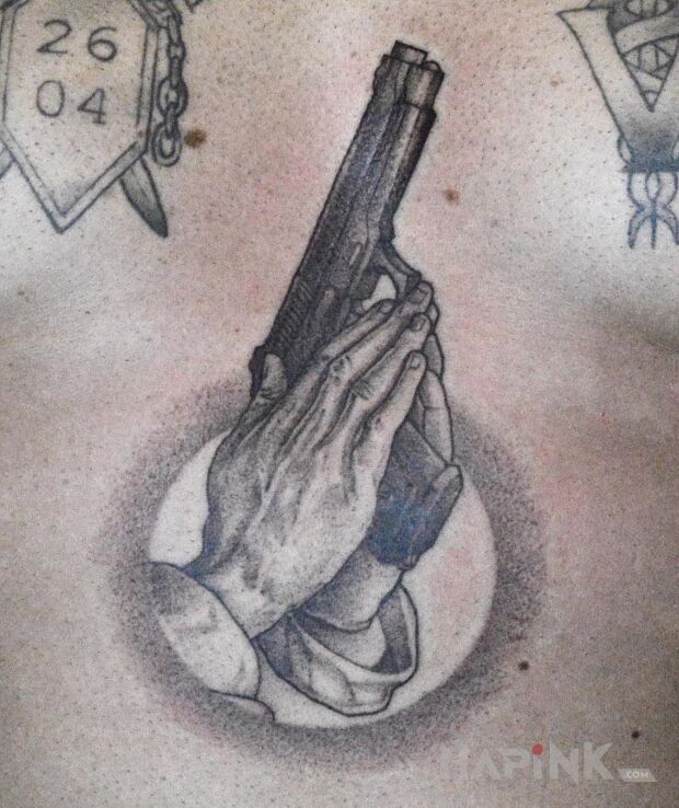 Tattoo Dłonie trzymające pistolet in black and gray motif and dotwork style on the chest