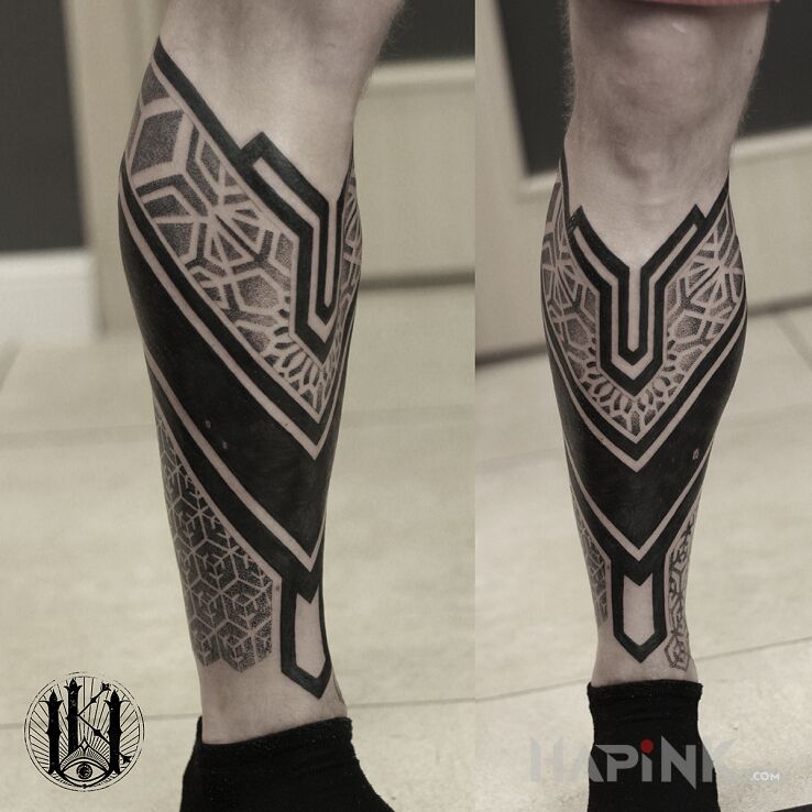 Tattoo Geometria z czarnymi elementami in black and gray motif and dotwork style on the leg