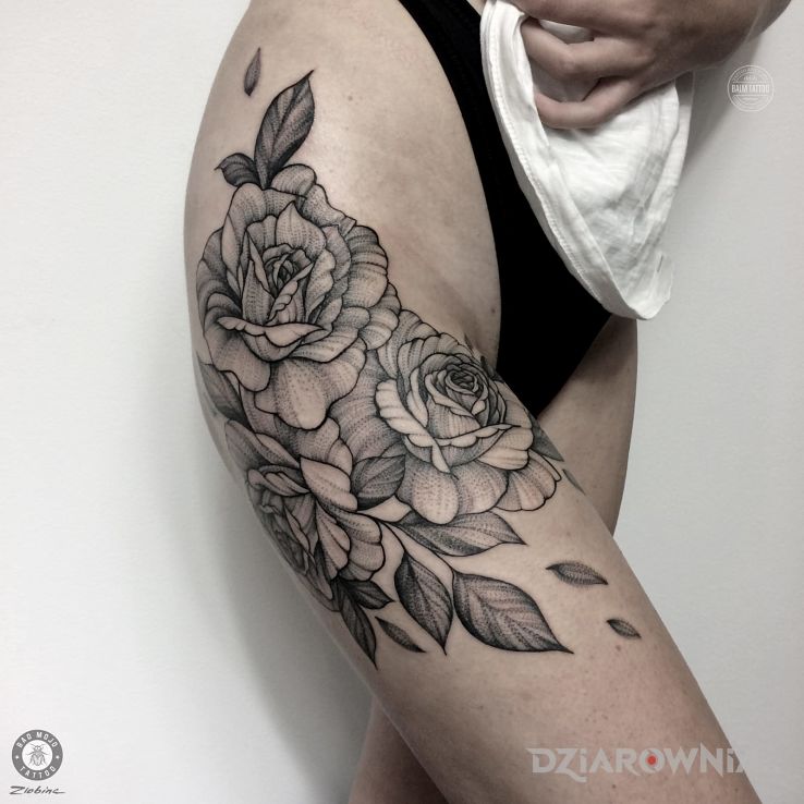 Tatuaż praca alexandry w motywie kwiaty na nodze