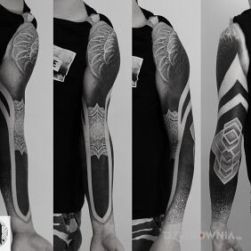Tatuaż Głęboka czerń w parze z geometrią na barku motyw: ornamenty styl: geometryczne