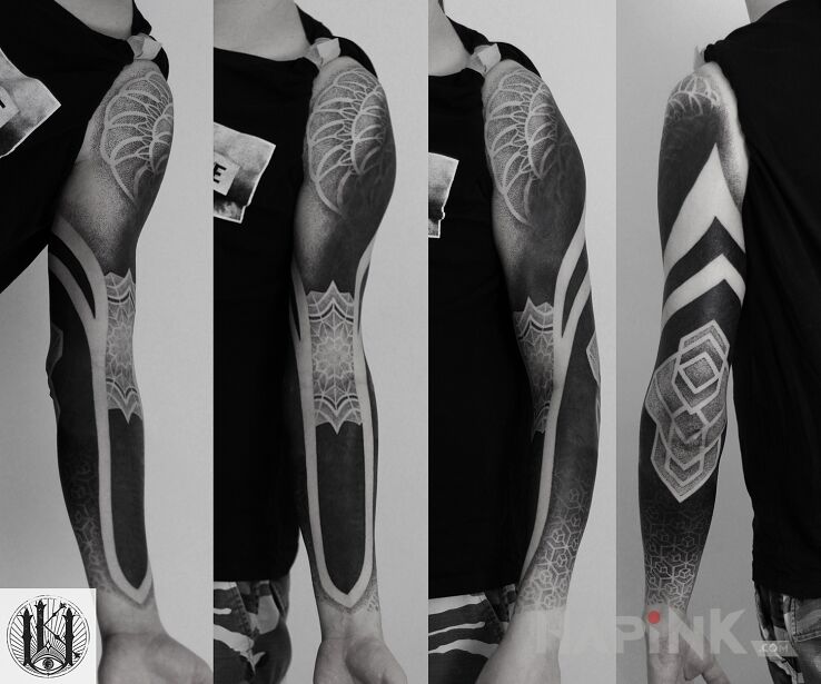 Tattoo Głęboka czerń w parze z geometrią in black and gray motif and blackwork / blackout style on the upper arm