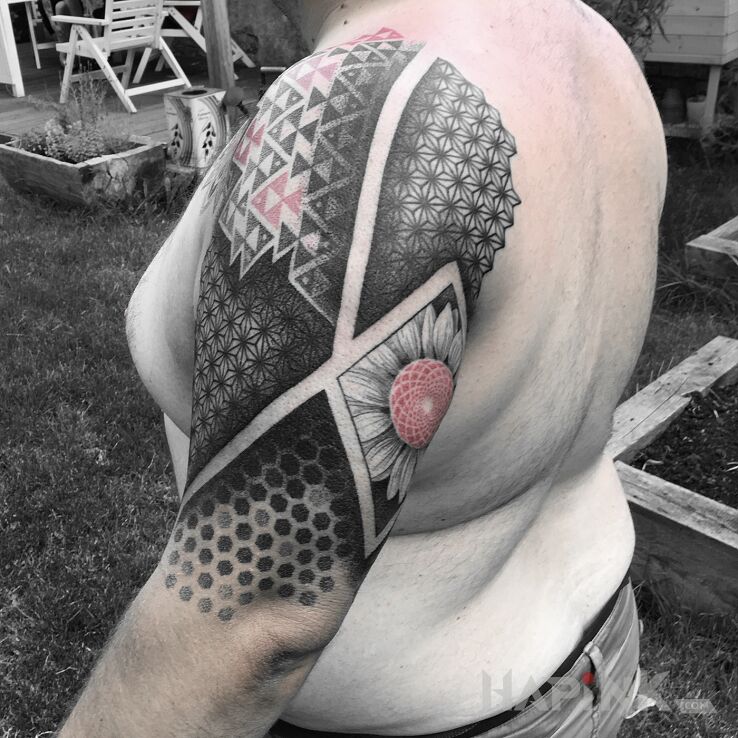 Tattoo Tatuaż #Wczernie in flowers motif and geometric style On the arm