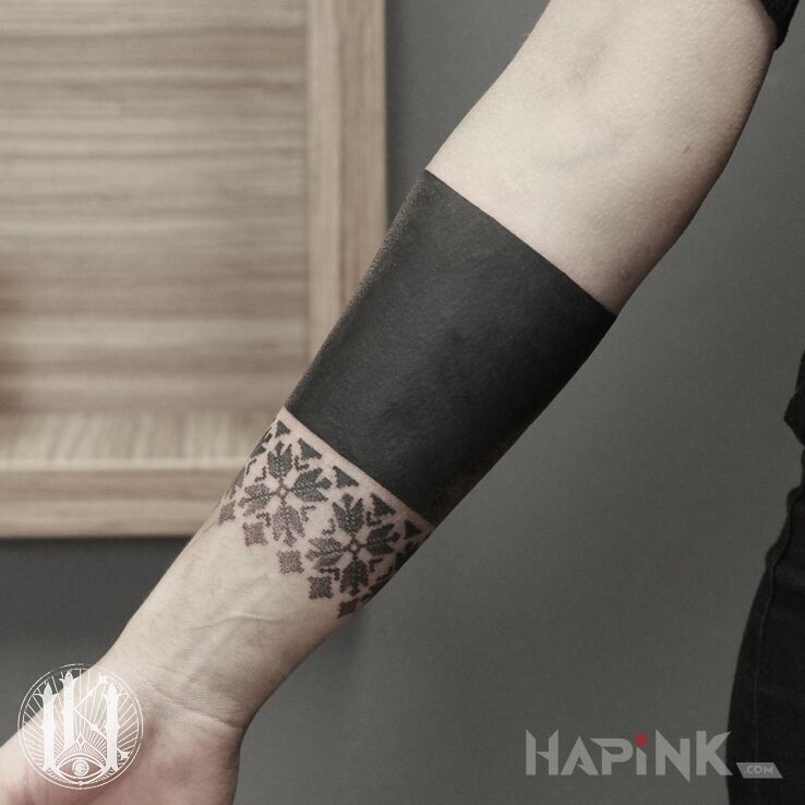 Tattoo Smoliście czarna opaska in black and gray motif and blackwork / blackout style on the upper arm