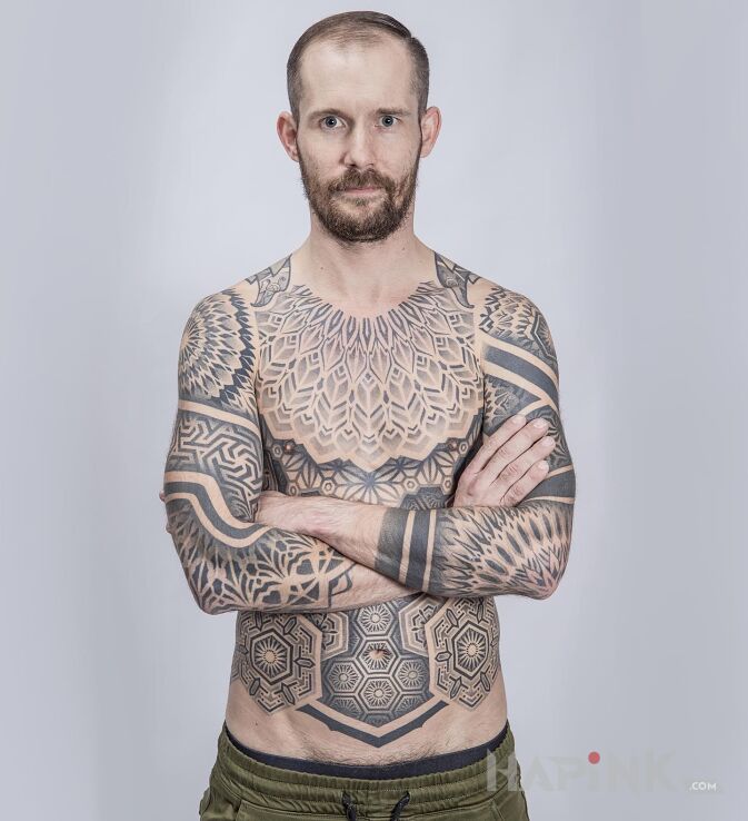 Tattoo Klient w geometrycznym garniturze in ornaments motif and geometric style on the collarbone