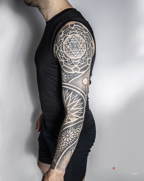 Tattoo Święta geometria w pełnej krasie in mandalas motif and dotwork style on the forearm