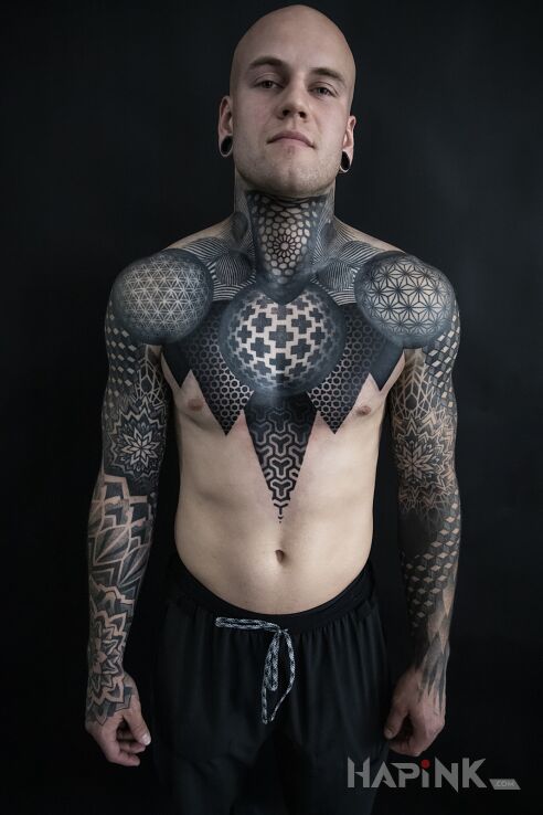 Tattoo Klient w fantastyczne geometryczne wzory in sleeves motif and geometric style on the upper arm