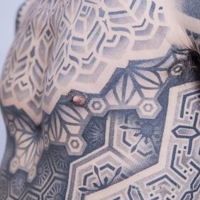 Tatuaż Geometria z bliska na klatce motyw: ornamenty styl: geometryczne