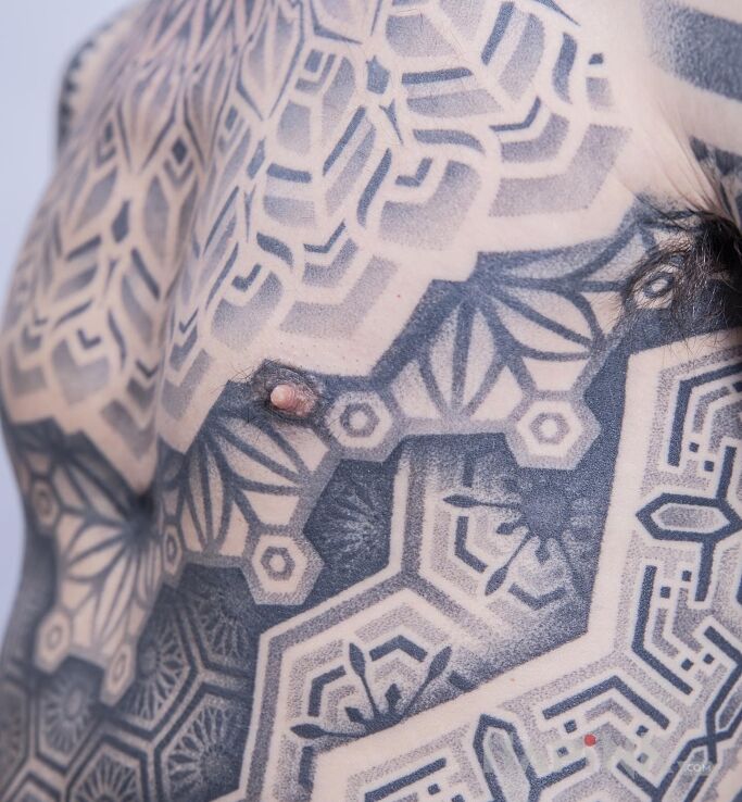 Tattoo Geometria z bliska in mandalas motif and dotwork style on the ribs