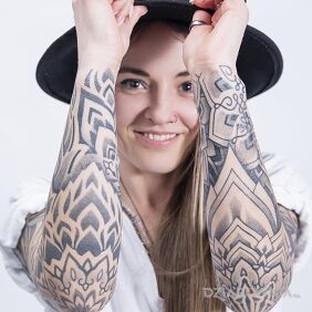 Tatuaż Uśmiechnięta klientka i jej wytatuowane ręce na ręce motyw: czarno-szare styl: dotwork