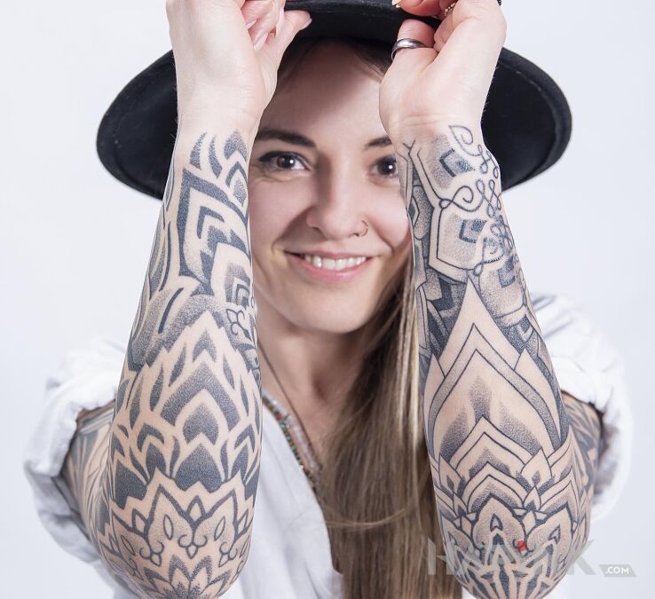 Tattoo Uśmiechnięta klientka i jej wytatuowane ręce in black and gray motif and geometric style on the elbow